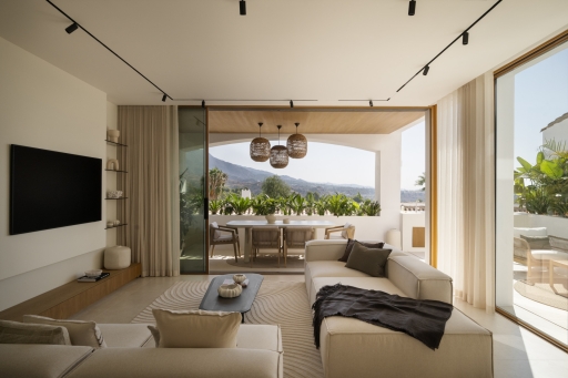 Discover this sensational 4-bedroom, 4-bathroom townhouse with breathtaking views.
